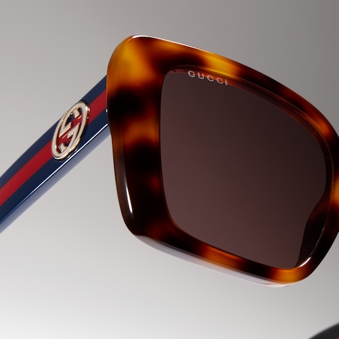 Sonnenbrille mit eckigem Rahmen