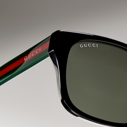 Sonnenbrille mit eckigem Rahmen