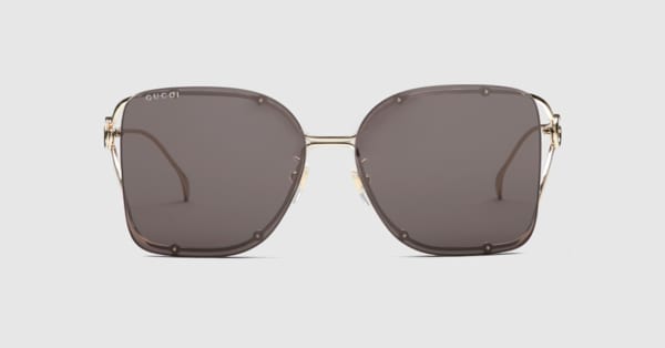 Ella usa gafas caras ropa gucci prada online