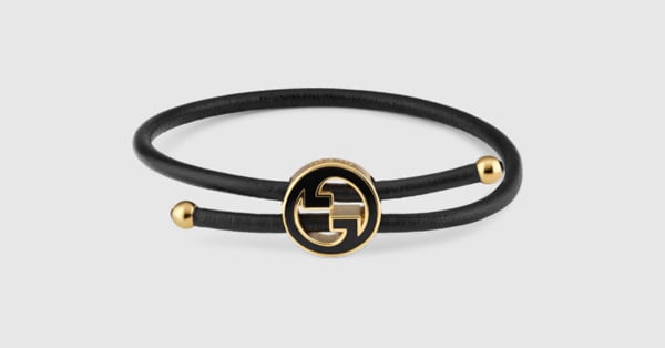 A-129グッチGUCCI ブレスレット 型押しレザー GGロゴ ゴールド 黒 Bracelet with enamel Round Interlocking G in black leather | GUCCI® US