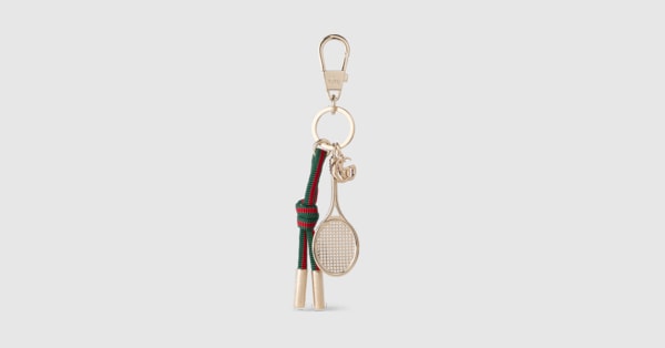 Llavero Gucci Tennis con tribanda Web en metal dorado claro