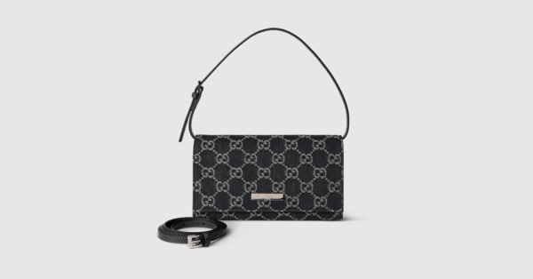 ストラップ & GUCCI プラーク付き スモール ポーチ ・ブラック GG