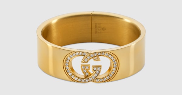 Gucci GGロゴ バングル Gucci Interlocking crystal cuff bracelet in gold-toned brass