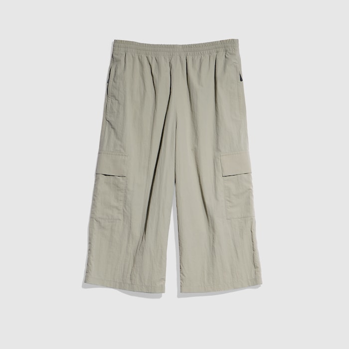 GUCCI イチゴ柄 カジュアルパンツ Nylon cargo pants with wrinkle effect in beige | GUCCI® SI
