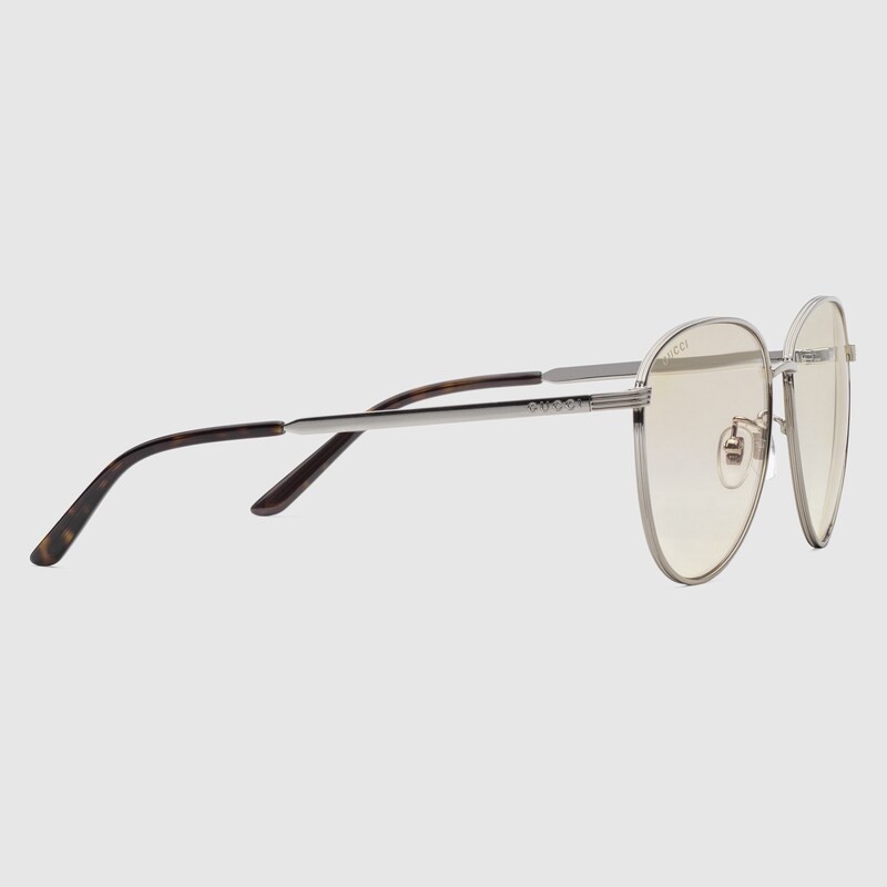 Occhiali da sole con ponte basso in metallo color argento | GUCCI® Italia