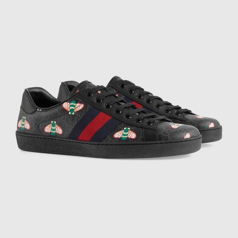 Zapatilla Ace con estampado abeja para hombre en GG supreme en negro | GUCCI®  ES