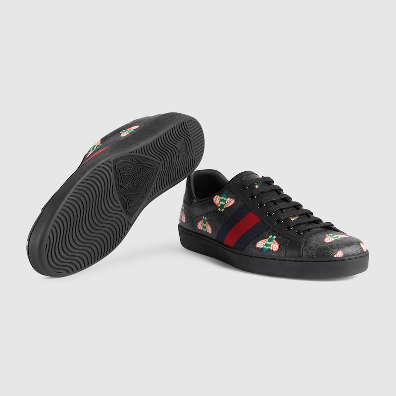 Zapatilla Ace con estampado abeja para hombre en GG supreme en negro | GUCCI®  ES