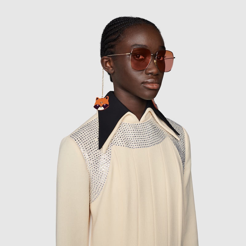 Occhiali da sole rettangolari con pendente in metallo color oro | GUCCI®  Italia