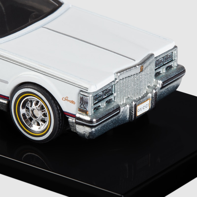 Riproduzione Hot Wheels x Gucci Cadillac Seville in zinco bianco | GUCCI®  Italia