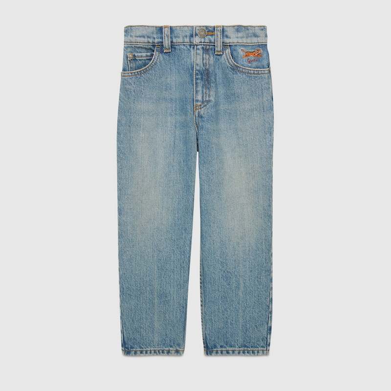 Gucci Tiger pantalone in denim con ricamo in celeste | GUCCI® Italia