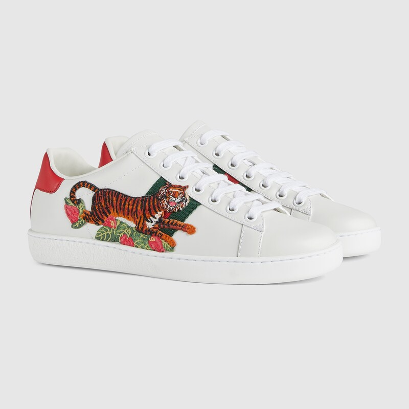 Gucci Tiger zapatilla Ace para mujer en piel blanca | GUCCI® ES