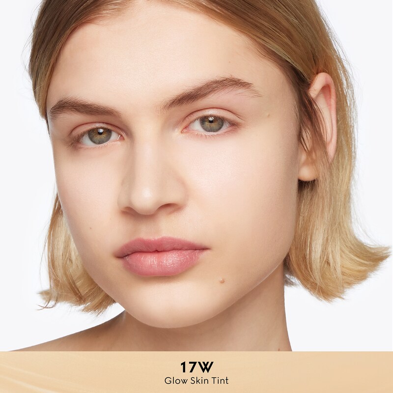 Gucci 17, Gucci Glow Skin Tint | Thumbnail 3 Gucci 17, Gucci Glow Skin Tint | Thumbnail 3