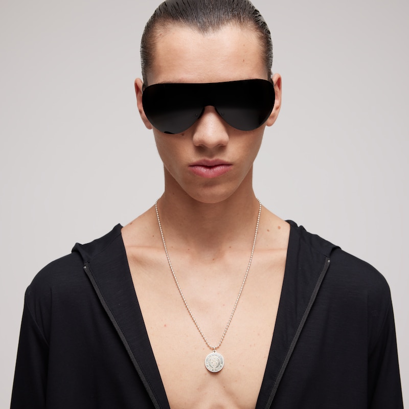 Gucci Crest Pendant Necklace | Thumbnail 2
