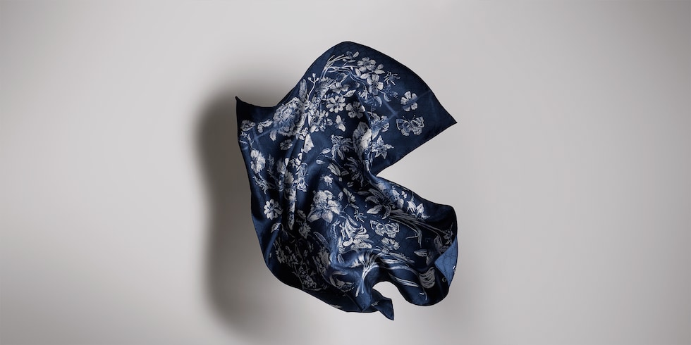 置物 GUCCI ITALY Printed silk jacquard carré in blue and white | GUCCI® US