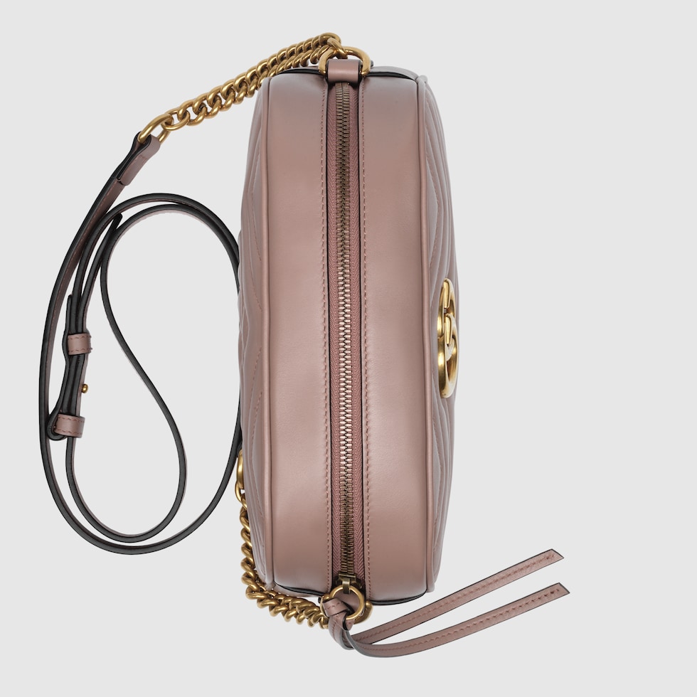 Kleine GG Marmont Schultertasche aus Matelassé in blassrosa 