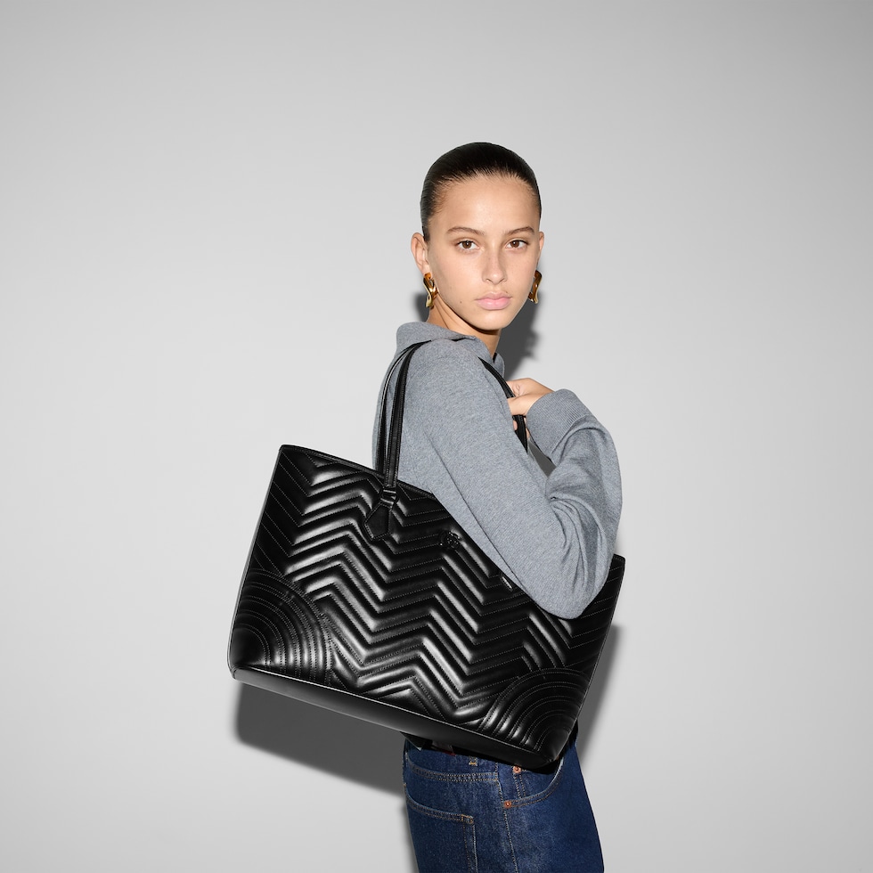 Gro er GG Marmont Shopper aus Matelass Leder in schwarzes Leder