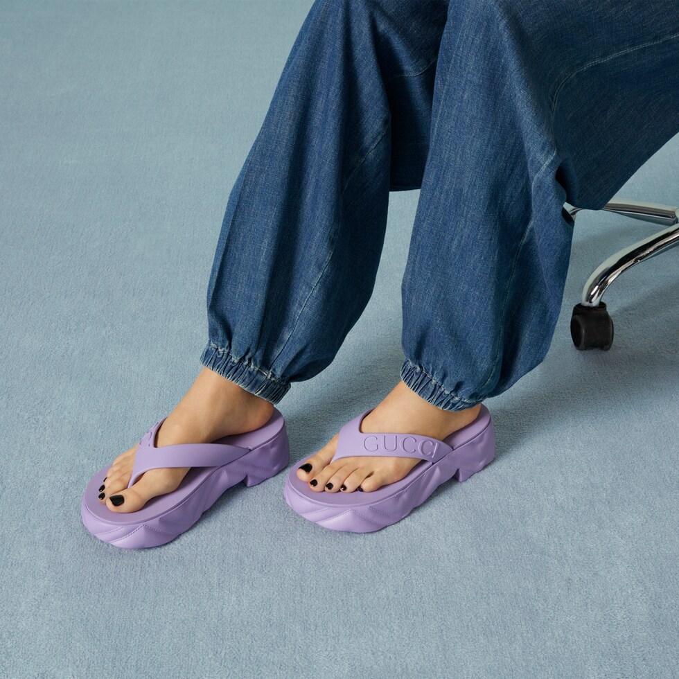 Women's thong platform sandal in lilac rubber | GUCCI® SG