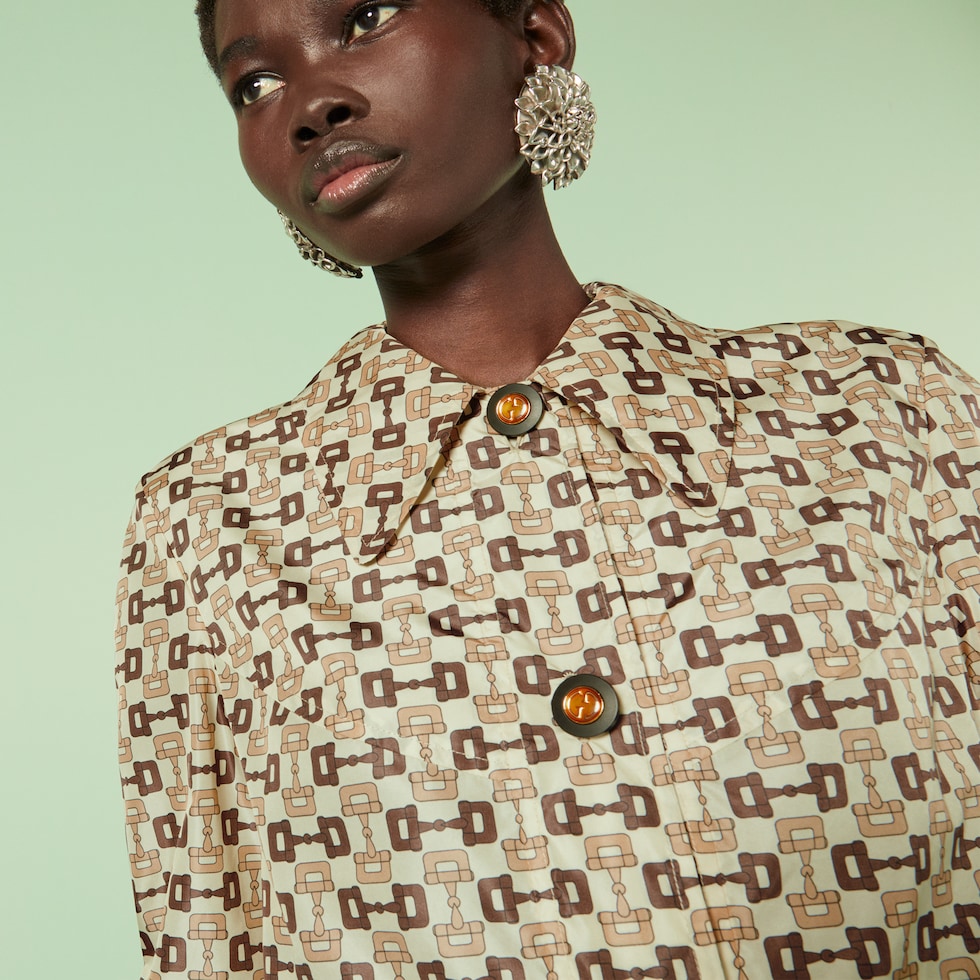 Abrigo de nylon con estampado Gucci Horsebit en marfil y marr n