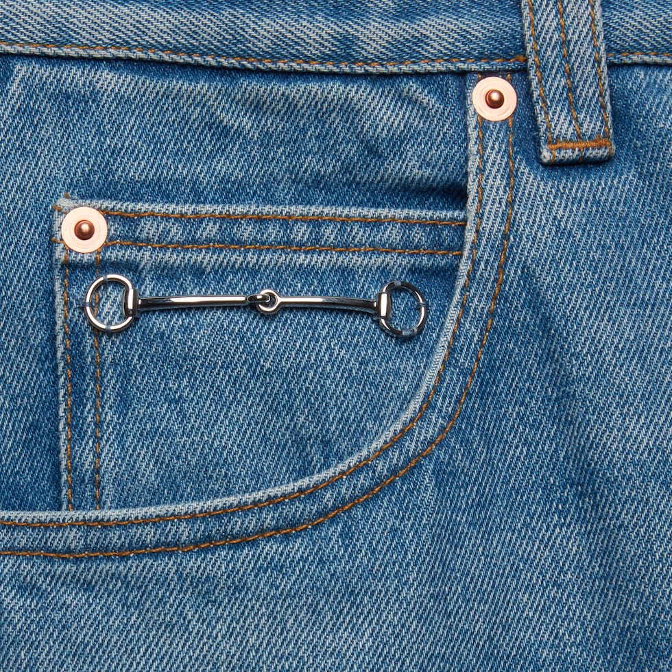 Jeans con bottone storto online