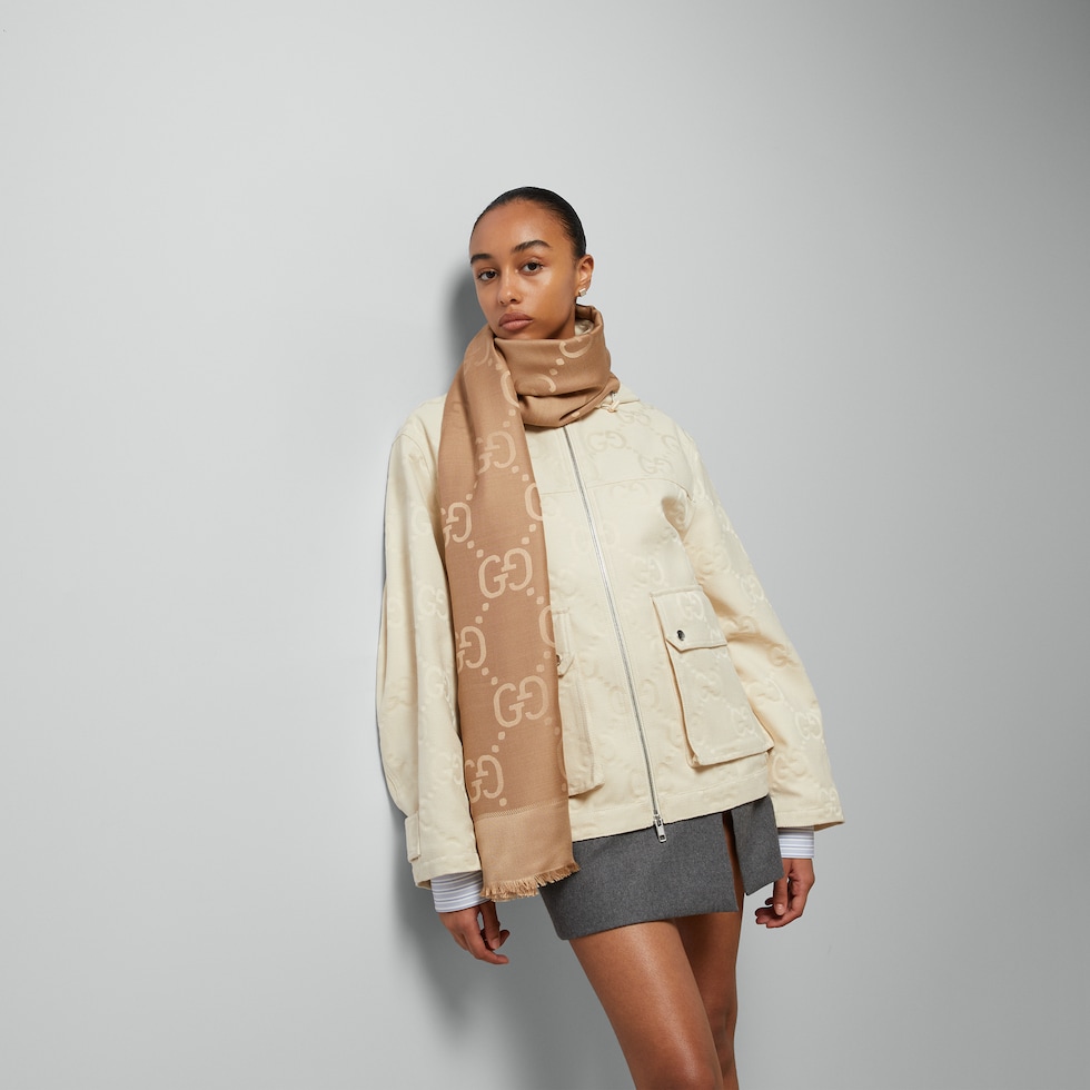 Scialle in lana e seta jacquard con motivo GG in cammello