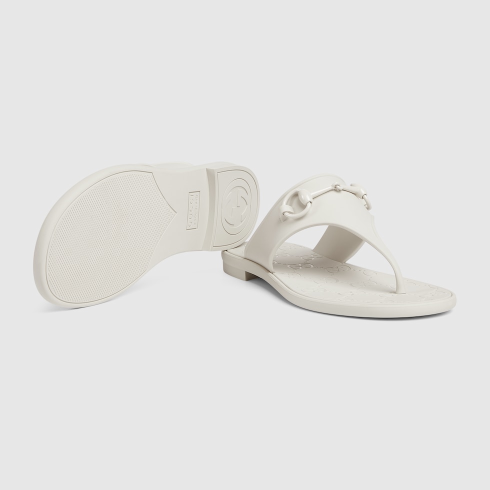 サンダル・ミュール GUCCI IVORY LEATHER THONG SANDALS Women's thong sandal with Horsebit in white rubber | GUCCI® US
