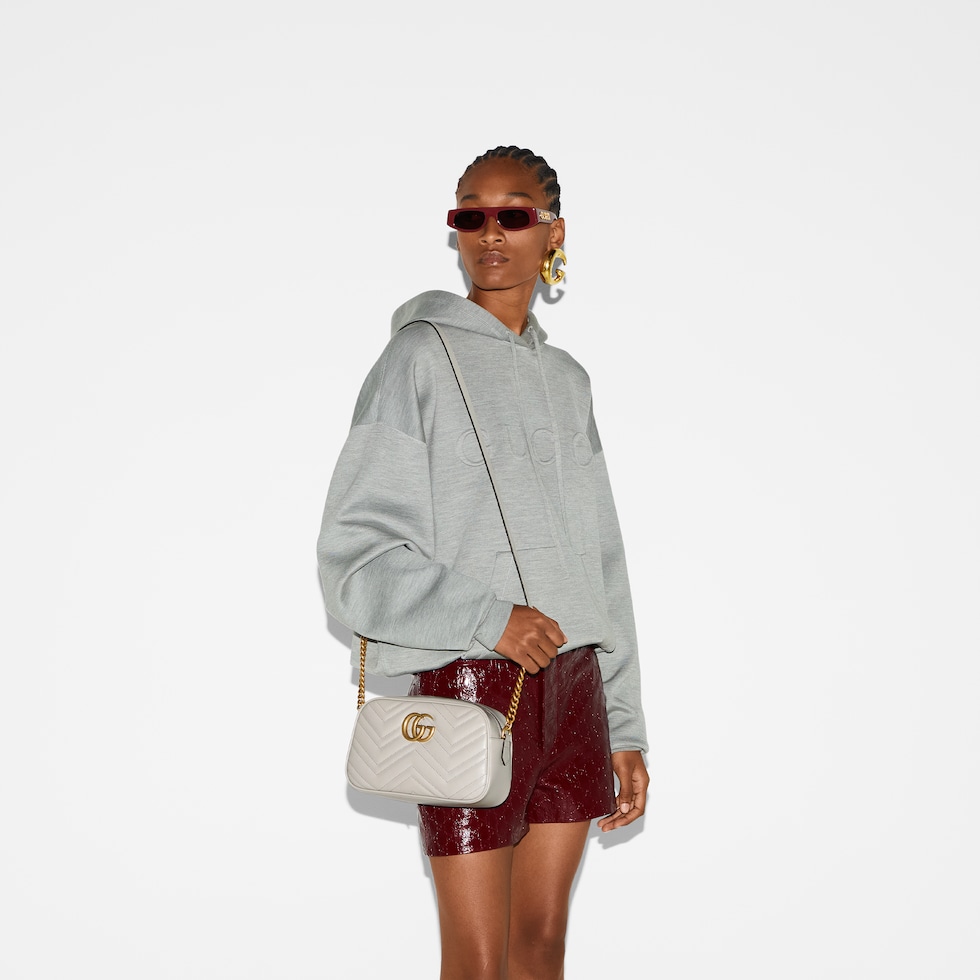 Kleine GG Marmont Schultertasche in hellgraues Leder | GUCCI® DE