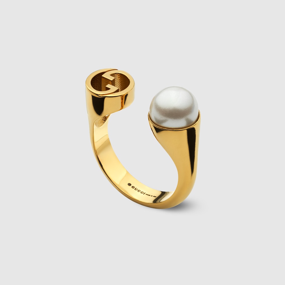 Gucci Blondie resin pearl ring in yellow gold-toned metal