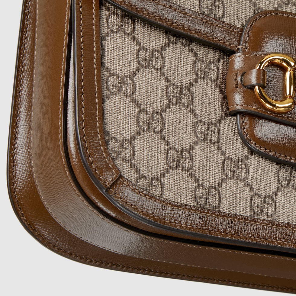 Kleine Gucci Horsebit 1955 Schultertasche in GG Supreme braun GUCCI DE