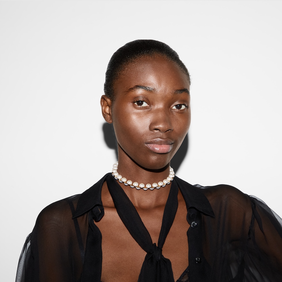 Resin pearl choker necklace in light gold-toned metal Resin pearl choker necklace in light gold-toned metal