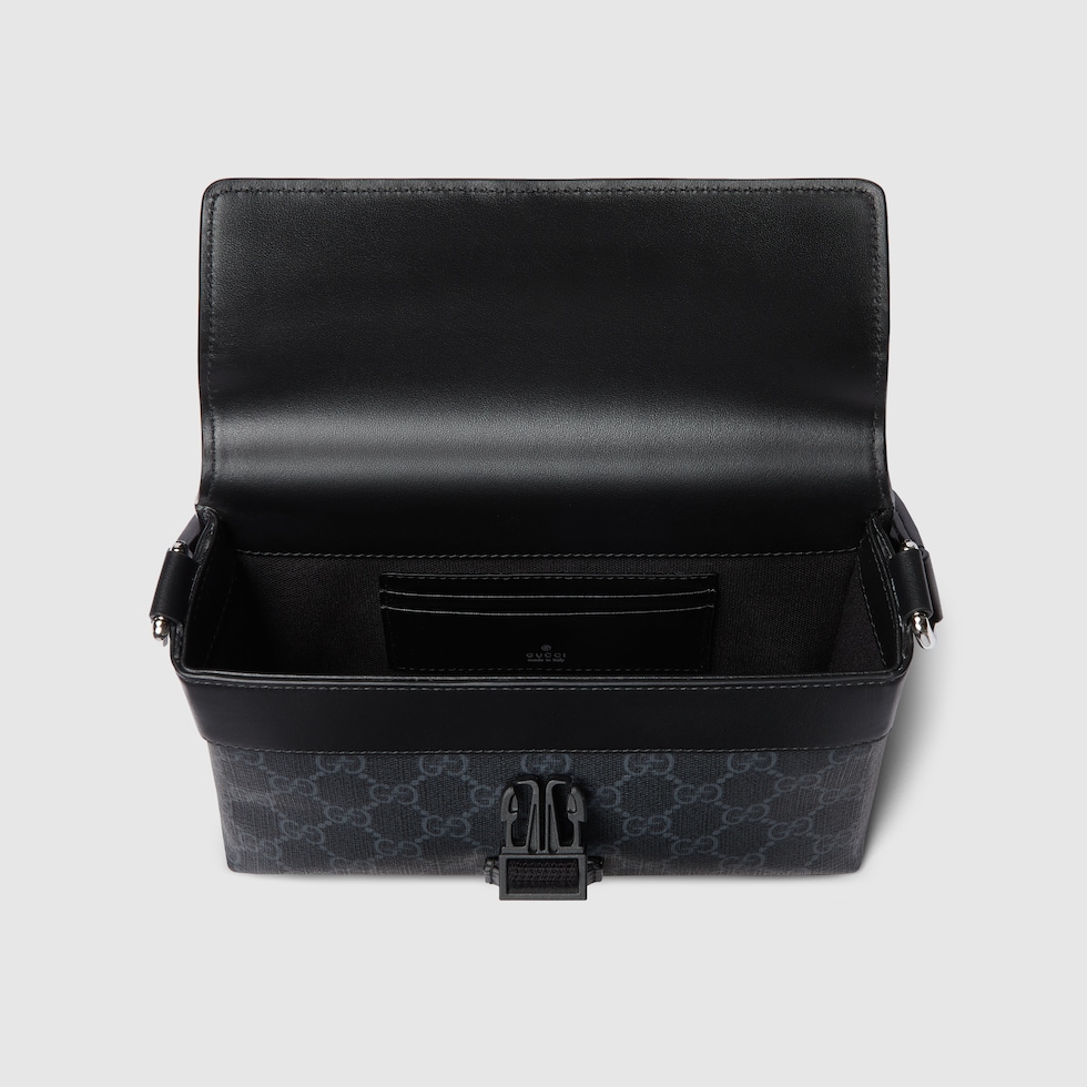 816953_FAD8C_1049_013_070_0000