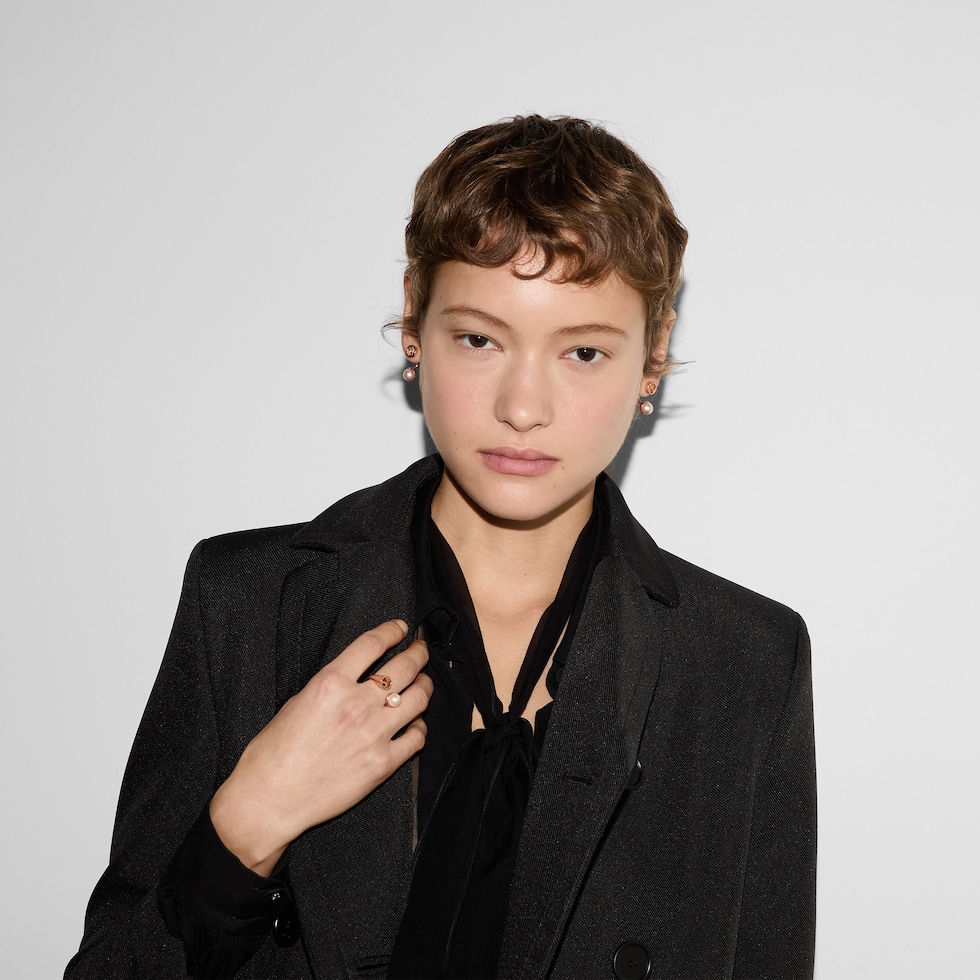 グッチ ブロンディ〕レジン パール ピアス ・ローズゴールドトーン