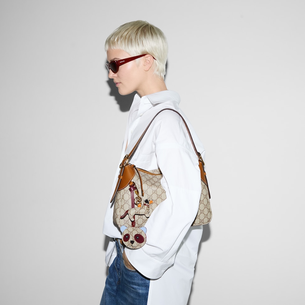 【関税&送料込】Gucci Gg Emblem Medium Shopping Bag In Smoot GG Emblem medium shoulder bag in beige and dark brown fabric
