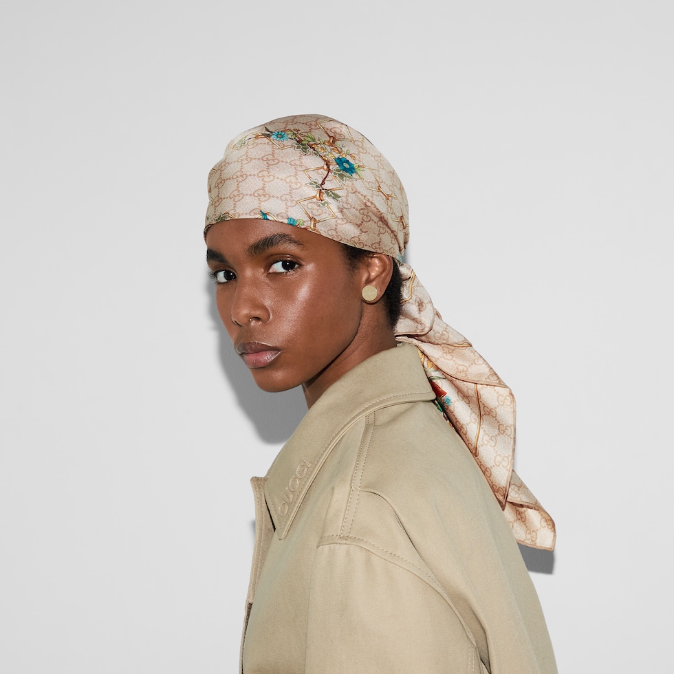 Printed silk twill carré in ivory and multicolor | GUCCI® US