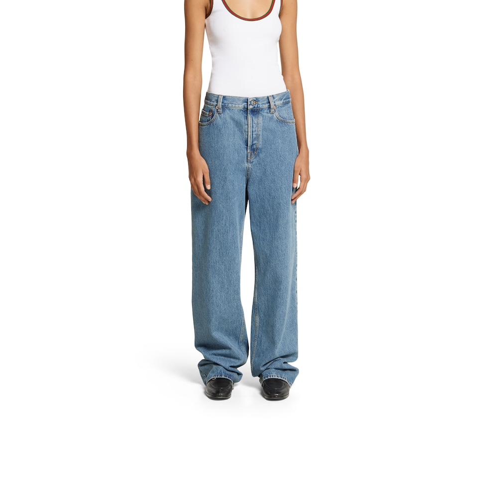 デニム・ジーパン GUCCI Women Denim Pants 786815XDCXM 4011 Navy Denim trouser with Gucci label in blue | GUCCI® SE