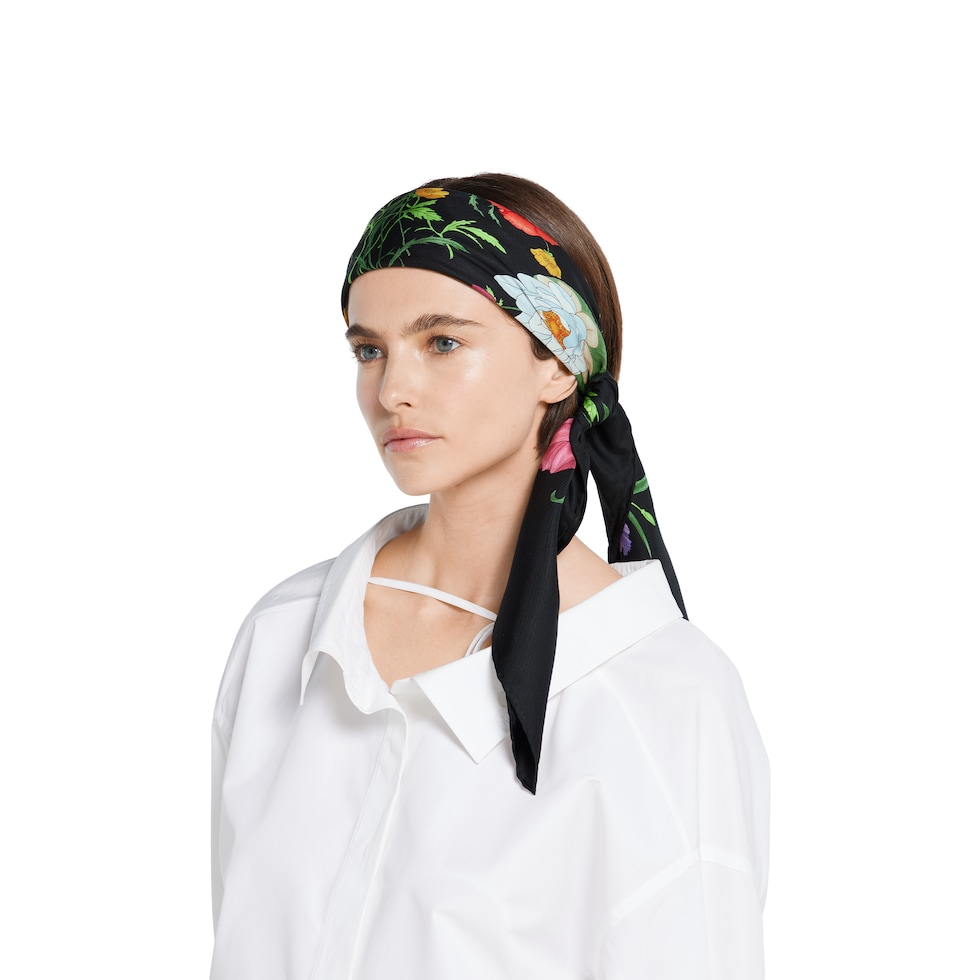 Printed silk twill carré in black and multicolor | GUCCI® US Printed silk twill carré in black and multicolor | GUCCI® US