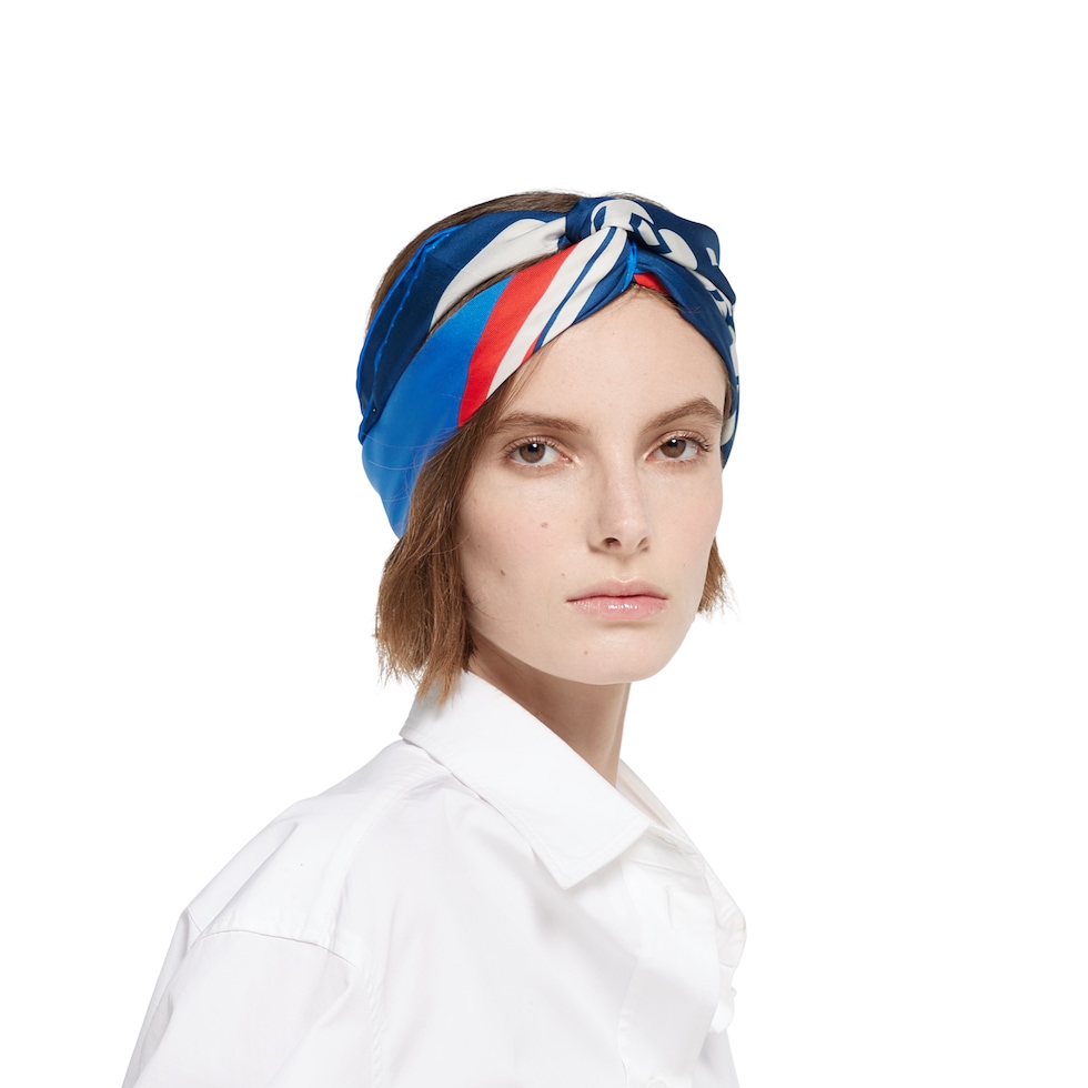 90 x 90 project printed silk carré in blue | GUCCI® US