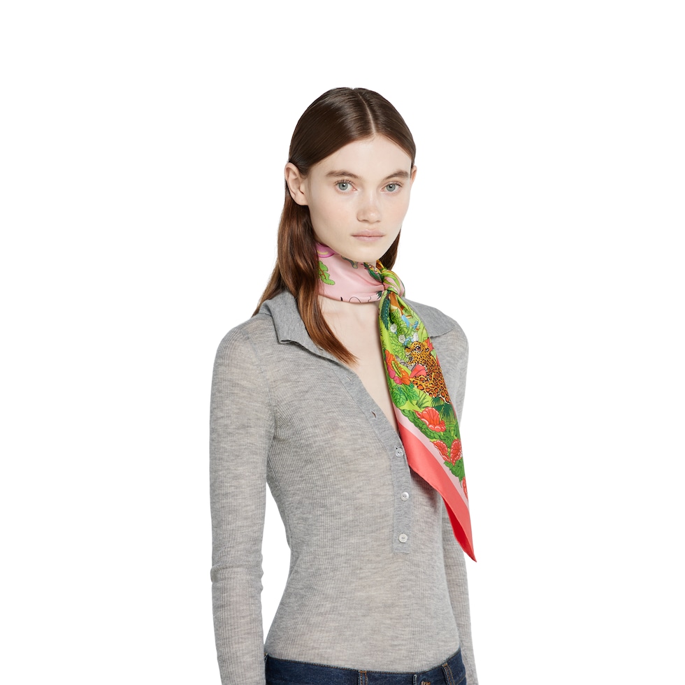 スカーフ Gucci Printed Silk Carre 90 x 90 project printed silk carré in pink and multicolor