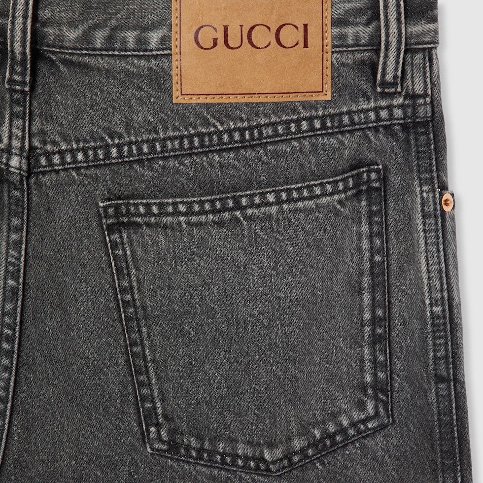 デニム・ジーパン GUCCI DENIM PANTS WITH LOGO LABEL Denim pant with Gucci label in dark blue | GUCCI® US