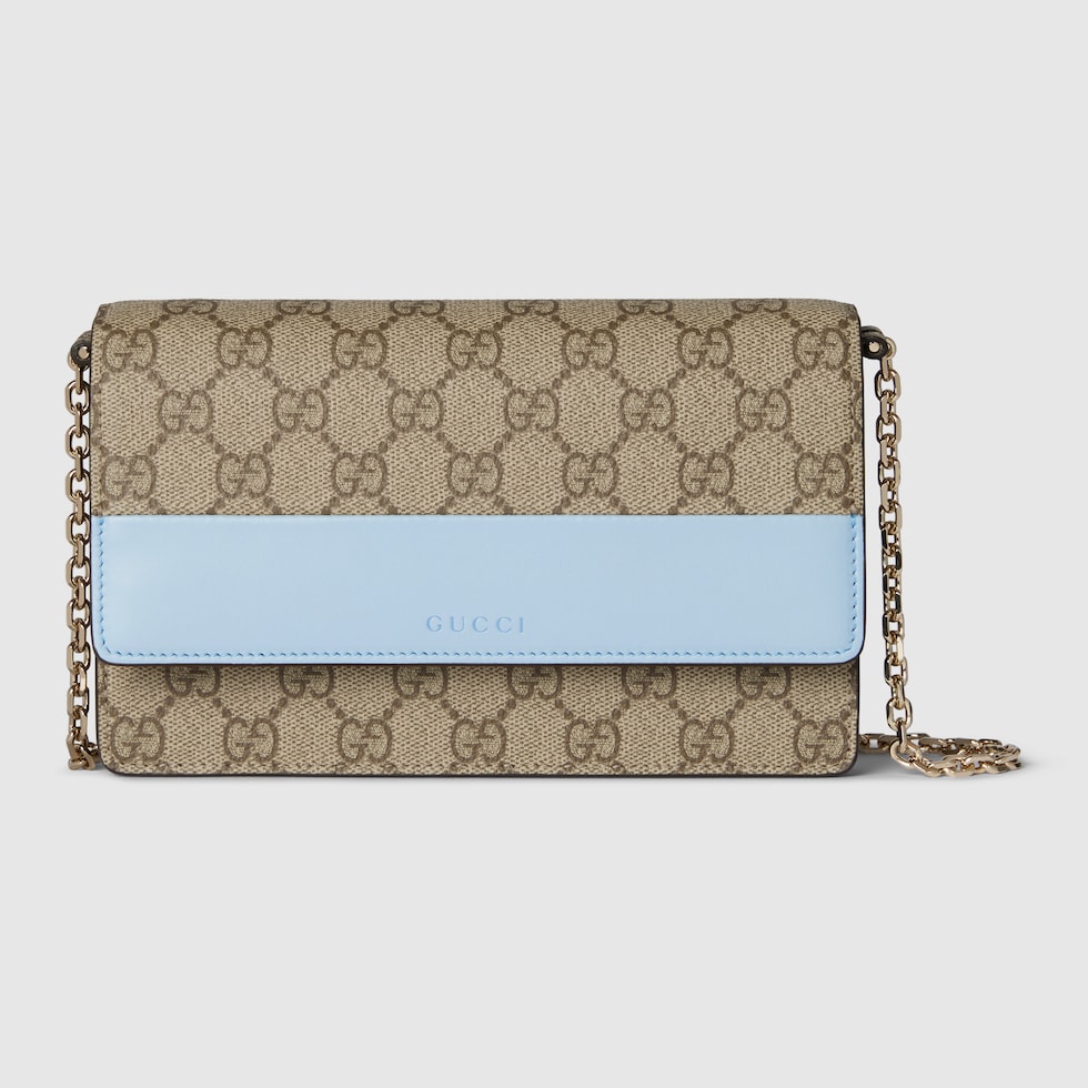 グッチ GGエンブレム レザートリム チェーンウォレット GG Emblem wallet on chain in light blue leather | GUCCI® US