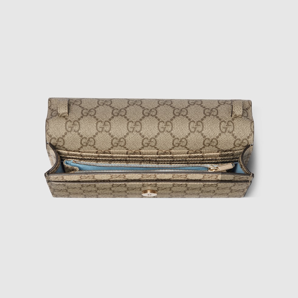 GUCCI GGエンブレムチェーンウォレット GG Emblem wallet on chain in light blue leather | GUCCI® US