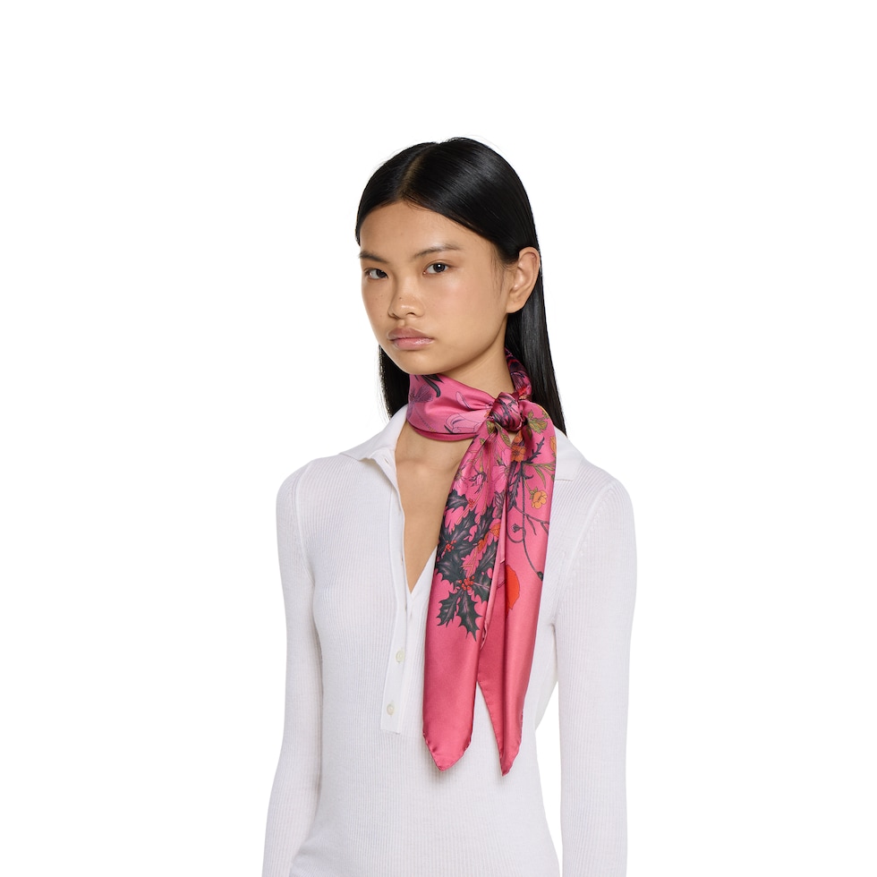 スカーフ Gucci Printed Silk Carre Printed silk carré in gradient magenta | GUCCI® CA