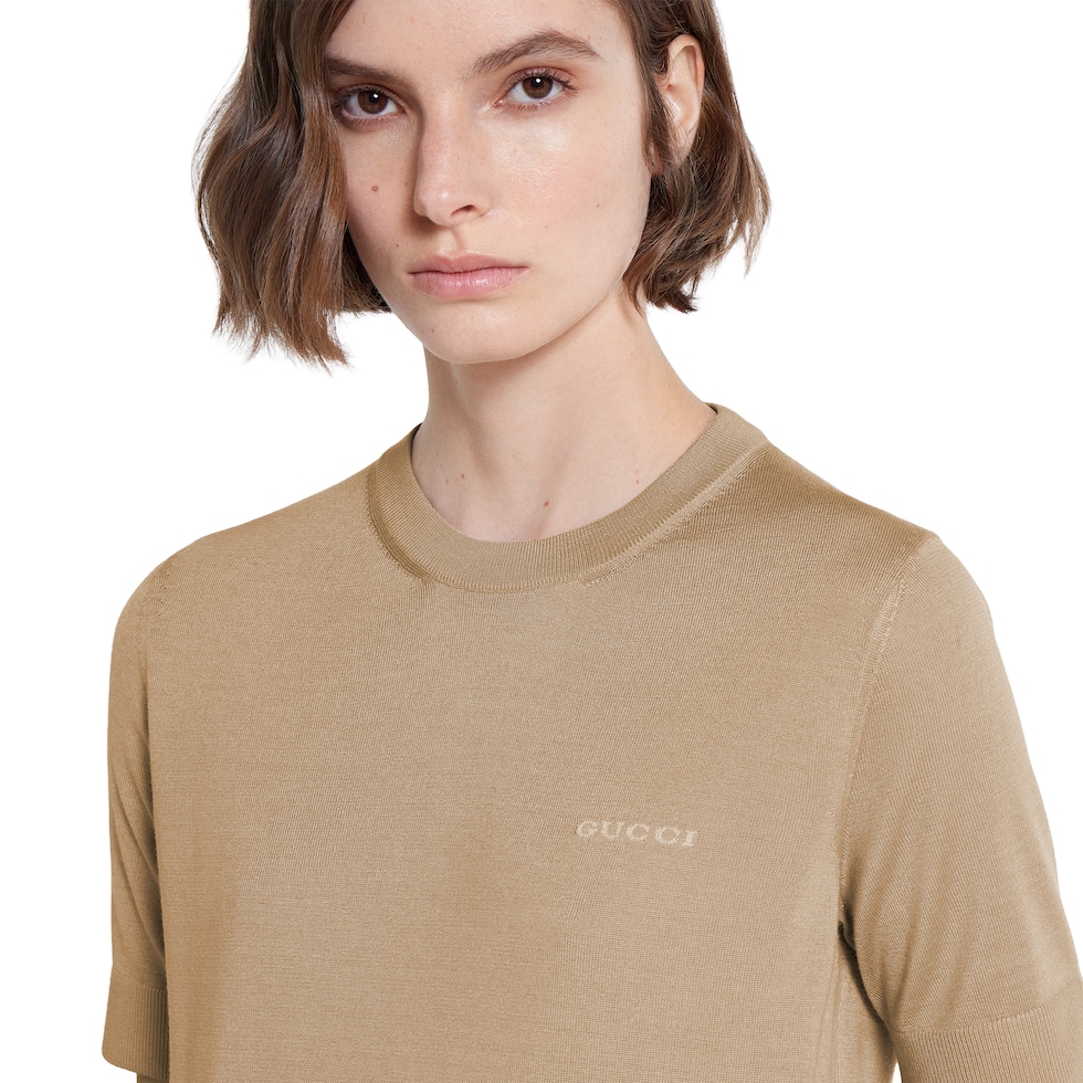 【GUCCI】CASHMERE AND SILK TOP Tシャツ Cashmere and silk top with intarsia in light camel | GUCCI® US