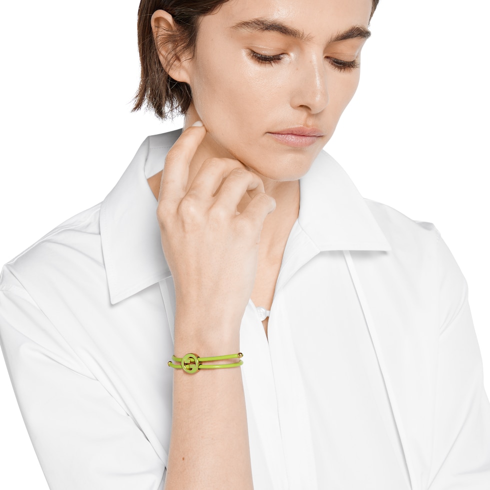 GUCCI グリーンレザーバングル Bracelet with enamel Round Interlocking G in bright green
