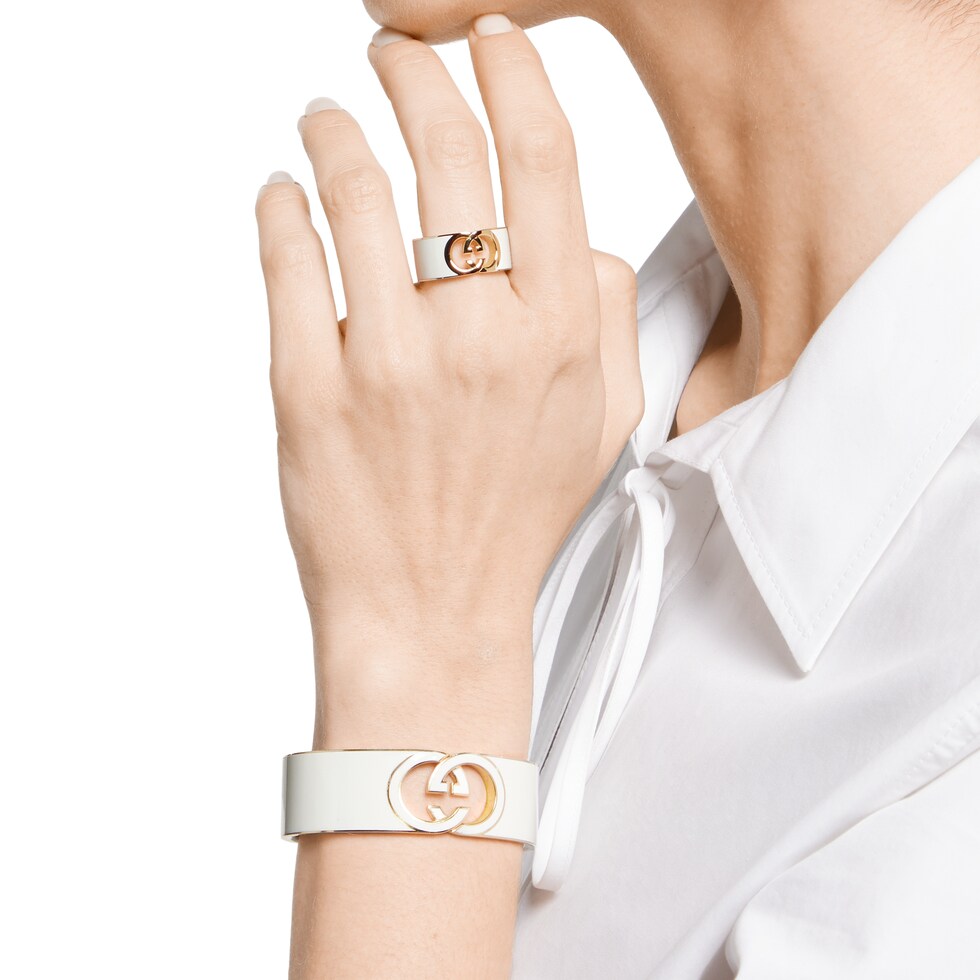 グッチ インターロッキング〕エナメル リング ・イエローゴールド