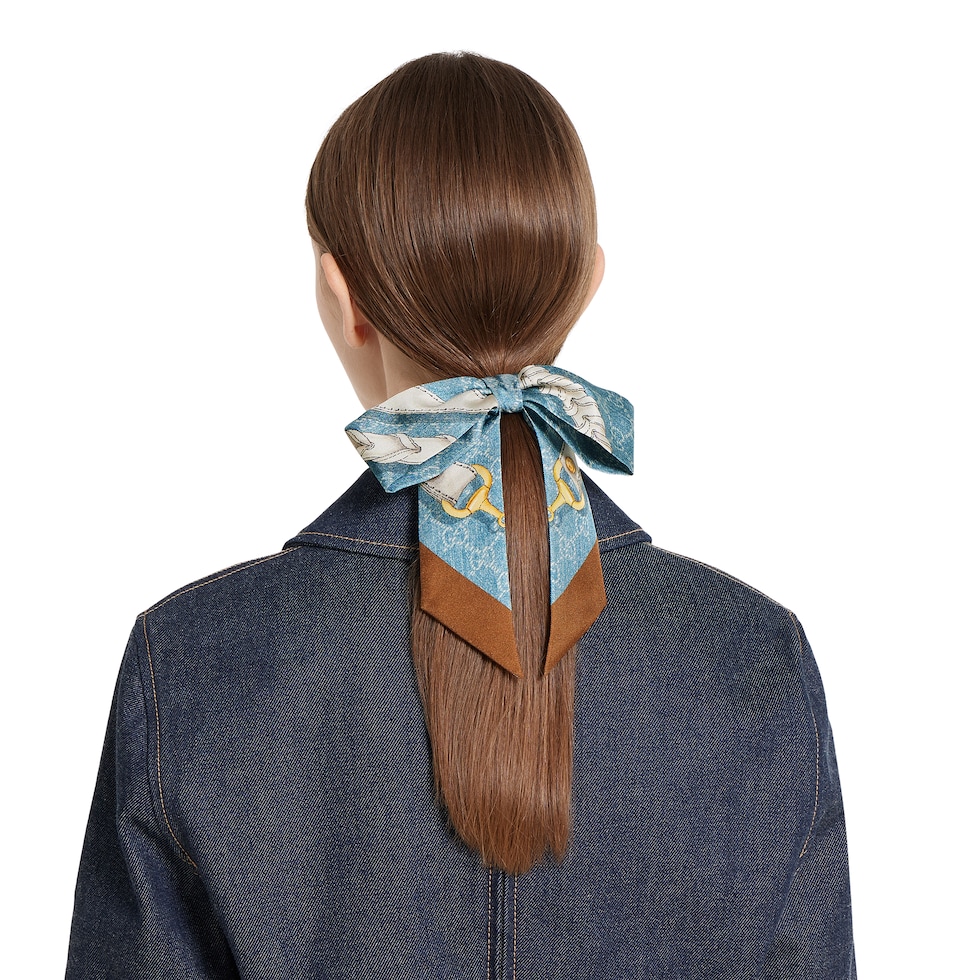 GUCCIシュシュ Printed silk twill scrunchie in light blue | GUCCI® SI