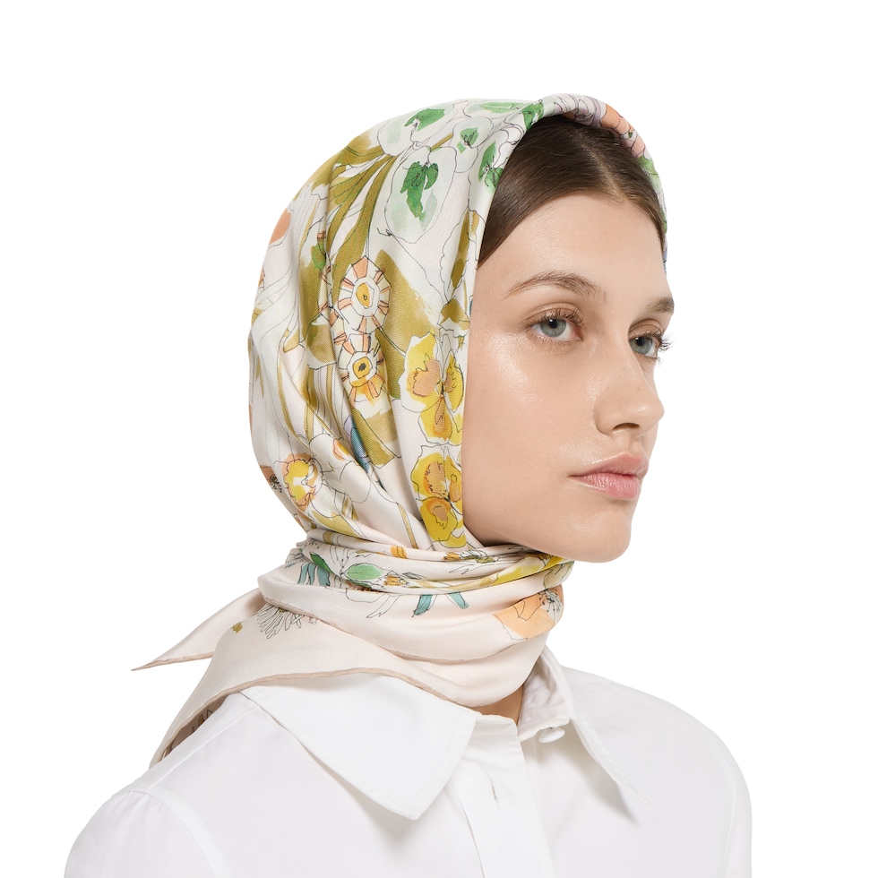 【Atelier silky】 Printed silk twill carré in ivory and beige | GUCCI® US