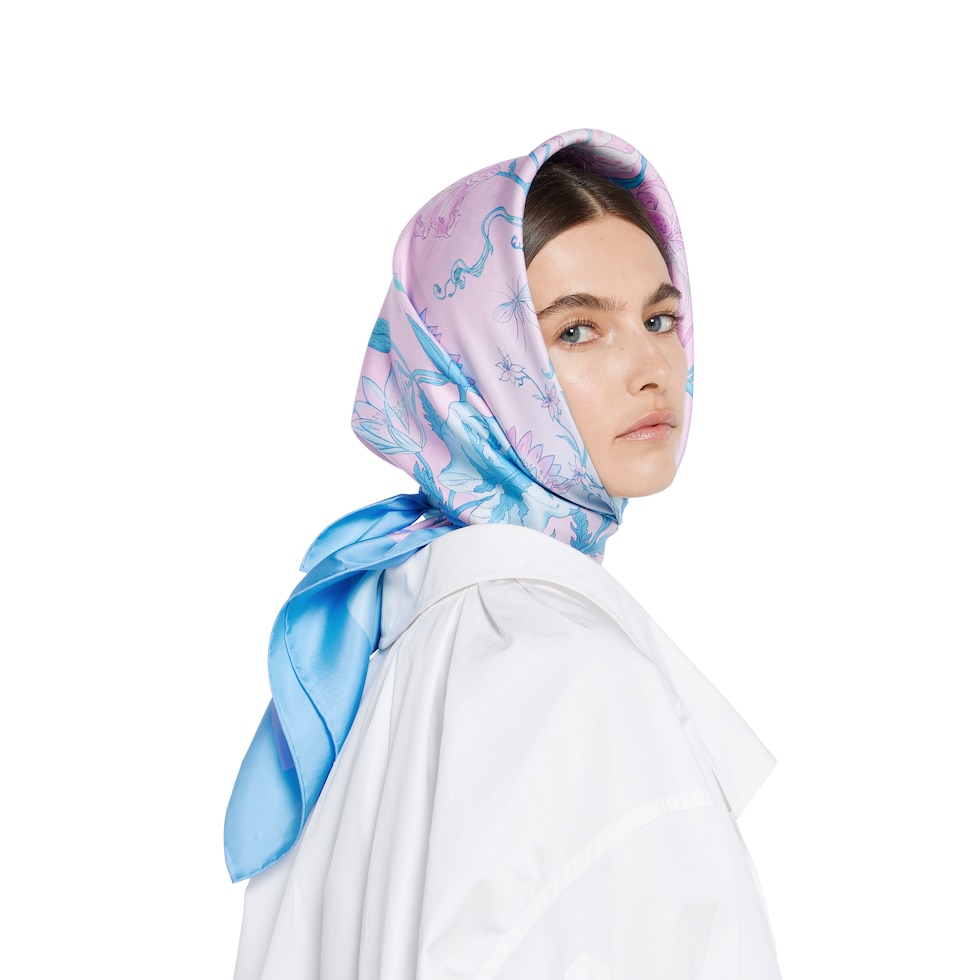 小物 GUCCI 90 x 90 project printed silk carré in light blue and pink