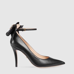 Leather pump with bow 
