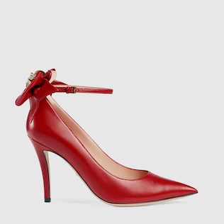 Leather pump with bow 