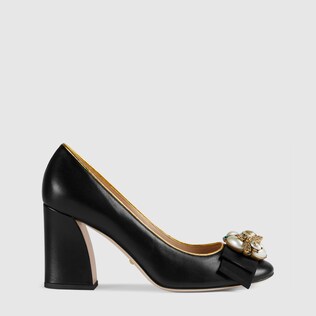 Leather mid-heel pump with bee